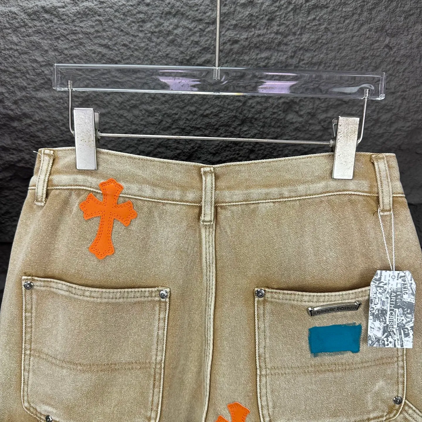 P240 GALLERY DEPT. & Croixin co-branded 2025 new limited edition spliced ​​splash-ink hand-painted orange cross patchwork couple style washed loose denim shorts 🔥High version🔥High version🔥 Original customized denim fabric, the same raw material denim fabric as the Internet celebrity star, full body splicing loose version, splash-ink hand-painted craftsmanship with multiple orange cross embroidery patchwork style designs, very high-end and stylish! The fabric feels very comfortable and these denim shorts are super versatile and look great! ! Complete three standards, same style for men and women 👫A must-have item for everyone Color: black, khaki Size: 28, 30, 32, 34, 36 (five sizes)